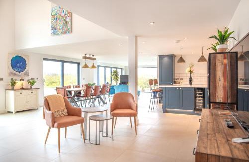 Cropthorne Apartment | Beautiful Barn Conversion - Orchard Escape for 12!