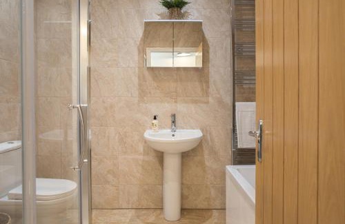 Cropthorne Apartment | Beautiful Barn Conversion - Orchard Escape for 12!