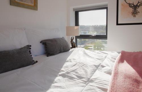 Cropthorne Apartment | Beautiful Barn Conversion - Orchard Escape for 12!