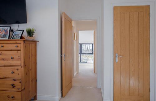 Cropthorne Apartment | Beautiful Barn Conversion - Orchard Escape for 12!