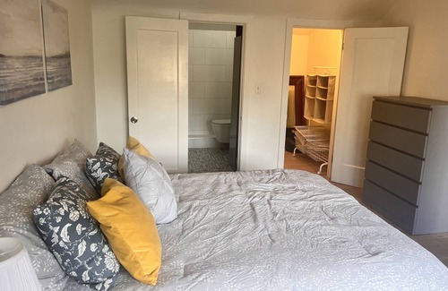 Belmont House | Beautiful Bay Area Pool house, renovated throughout, centrally located.