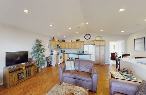 Newport House | Beautiful Bayfront Townhouse with Amazing Bridge Views, Next to the State Park