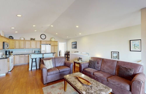 Newport House | Beautiful Bayfront Townhouse with Amazing Bridge Views, Next to the State Park