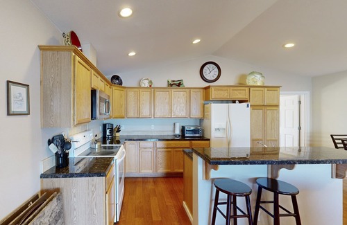 Newport House | Beautiful Bayfront Townhouse with Amazing Bridge Views, Next to the State Park