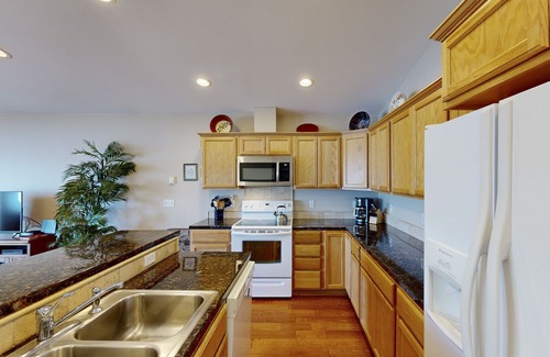 Newport House | Beautiful Bayfront Townhouse with Amazing Bridge Views, Next to the State Park