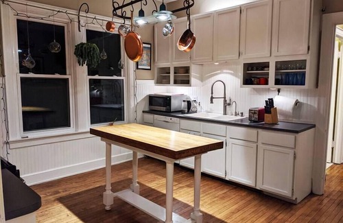 Bay View Apartment | Beautiful Bayview 2 Story Loft w/Skylights, Wetbar