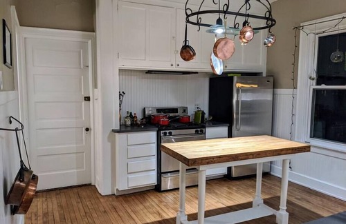 Bay View Apartment | Beautiful Bayview 2 Story Loft w/Skylights, Wetbar