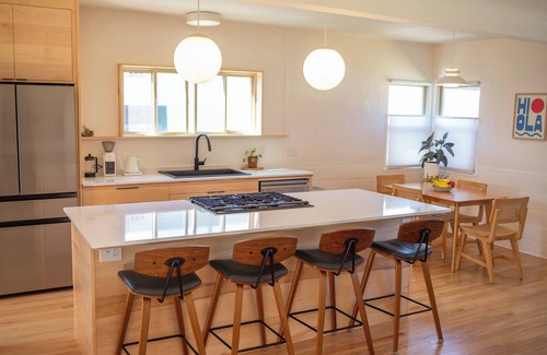 Ventura House | Beautiful Beach Bungalow
