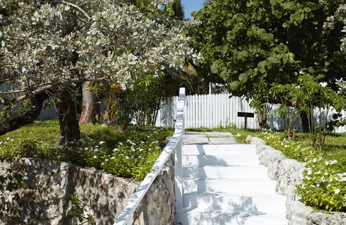 Dunmore Town House | Beautiful Beach Front in Secluded Harbour Island