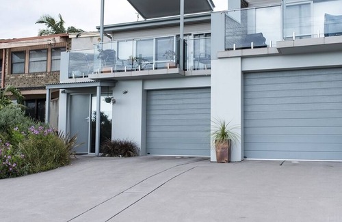Batehaven Villa | Beautiful Beach front villa with views over Caseys Beach from every window