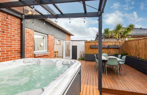 St. Clair House | Beautiful Beach Retreat - 3 Minutes From the Beach