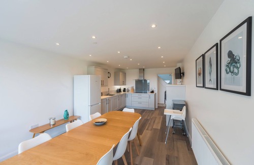 Nefyn House | Beautiful beach side home sleeping 8 guests with Hot Tub