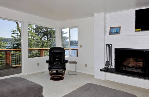 Adelma Beach House | Beautiful Beachfront Home in Freeland!