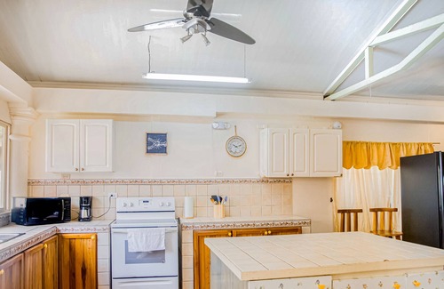 Cerro Plano House | Beautiful beachfront home with pool, amazing views, & indoor/outdoor living
