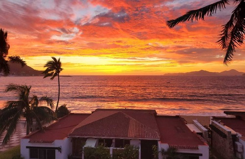 Manzanillo Condo | Beautiful beachfront 2BR 2BA condo w/pool, patio & sunsets!