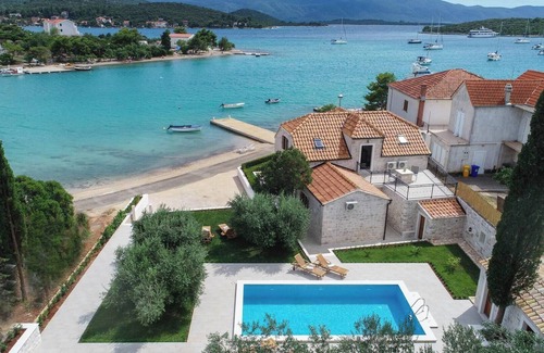 Loviste Villa | Beautiful beachfront Villa with swimming pool!