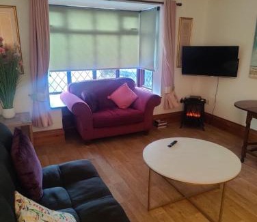 Cooden Apartment | Beautiful Bexhill Cottage with garden 3 mins walk to beach