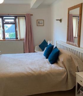 Cooden Apartment | Beautiful Bexhill Cottage with garden 3 mins walk to beach