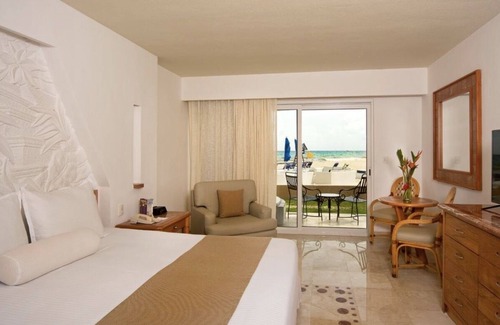 Playacar Fase I Resort | Beautiful Boutique Property Beachfront in Playacar!