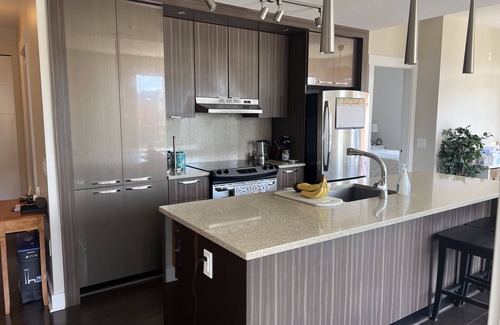 North Vancouver Condo | Beautiful & Bright 2 BR corner unit with home office space