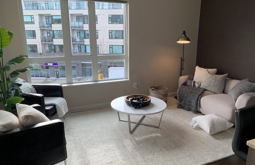 North Vancouver Condo | Beautiful & Bright 2 BR corner unit with home office space