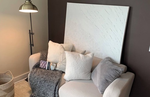 North Vancouver Condo | Beautiful & Bright 2 BR corner unit with home office space