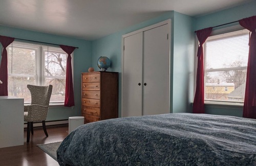 Newtonville House | Beautiful bright 2 Bedroom 2 Bathroom home centrally located in Colonie