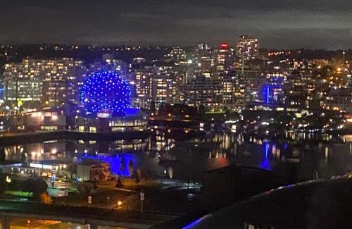 Crosstown Apartment | Beautiful Bright Modern Condo with Water view and AC in DT Vancouver 2BR,3BD,2BT sleeps 4 guests