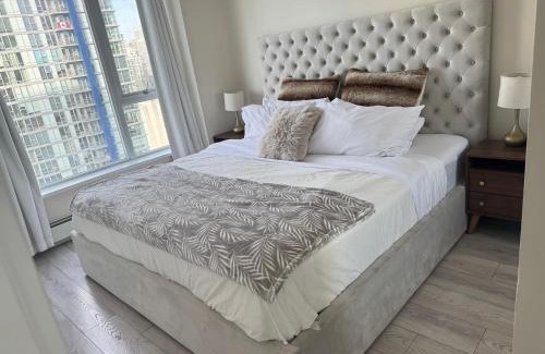 Crosstown Apartment | Beautiful Bright Modern Condo with Water view and AC in DT Vancouver 2BR,3BD,2BT sleeps 4 guests