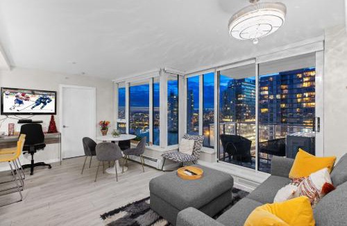 Crosstown Apartment | Beautiful Bright Modern Condo with Water view and AC in DT Vancouver 2BR,3BD,2BT sleeps 4 guests