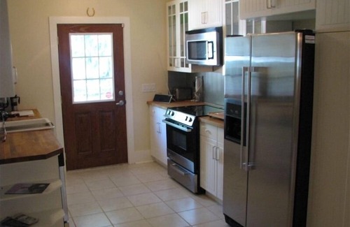 Northwest Quadrant House | Beautiful Bungalow! 10min to Beach. 5 miles-Paris Isl/Walk to Marina/Shop/Dining