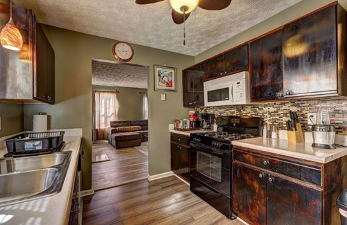 Ellenwood House | Beautiful Bungalow 15min from the Airport! 3bdrms-3updated bath
