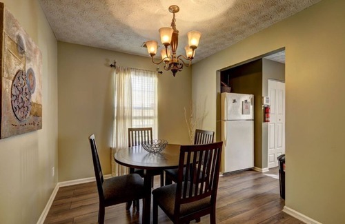 Ellenwood House | Beautiful Bungalow 15min from the Airport! 3bdrms-3updated bath