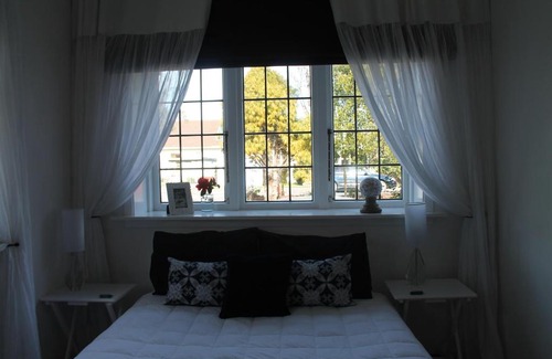 Blenheim House | Beautiful Bungalow CBD
