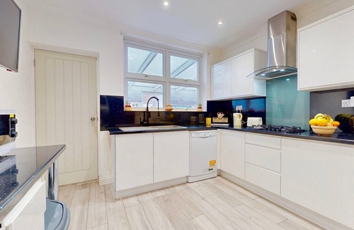 Brampton House | Beautiful Bungalow with Large Driveway and Garden in Bexleyheath
