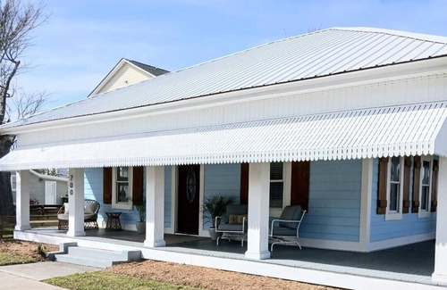 Morehead City House | Beautiful Bunglow, just a short walk from the Morehead City waterfront!