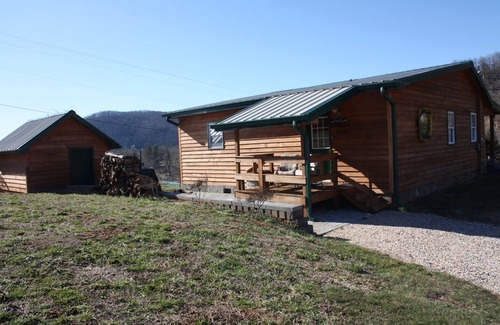 Elizabethton Cabin | Beautiful Cabin on a hill with scenic view