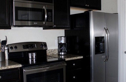 Hackberry House | Beautiful Camp on canal with 300 lb ice machine down stairs. 409 Lake Breeze Rd