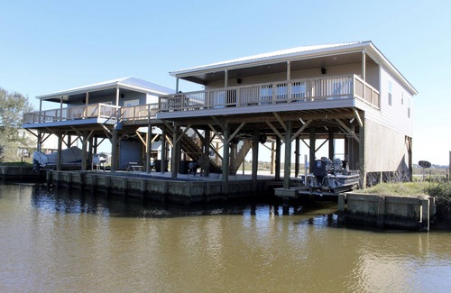 Hackberry House | Beautiful Camp on canal with 300 lb ice machine down stairs. 409 Lake Breeze Rd