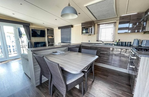 Clacton-on-Sea House | Beautiful caravan with decking at Oaklands Holiday Park ref 39006BG