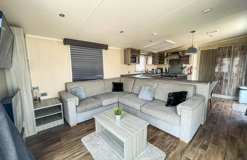 Clacton-on-Sea House | Beautiful caravan with decking at Oaklands Holiday Park ref 39006BG
