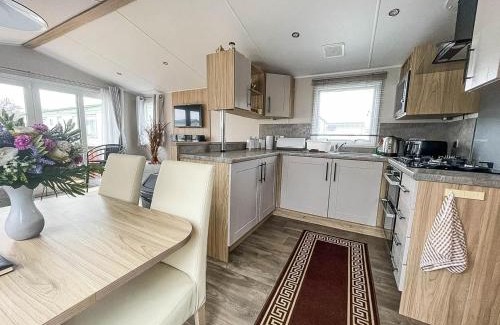 Corton Other | Beautiful Caravan For Hire With A Partial Sea View In Suffolk Ref 32042Az