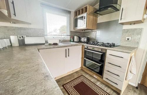 Corton Other | Beautiful Caravan For Hire With A Partial Sea View In Suffolk Ref 32042Az