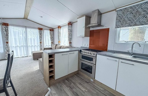 Corton House | Beautiful caravan with decking at Azure Seas in Suffolk, sleeps 6 ref 32004AZ