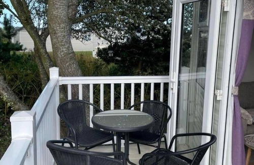 Hopton House | Beautiful caravan with decking and WiFi at Broadland Sands ref 20382BS