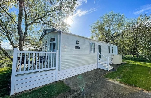 Hopton House | Beautiful caravan with decking and WiFi at Broadland Sands ref 20382BS