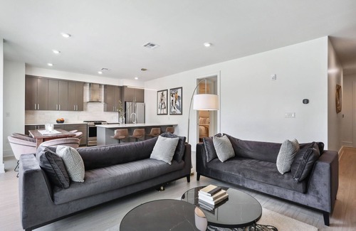 Central Business District Hotel | Beautiful CBD Condos with Balcony at The Moderne