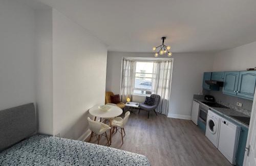 Kemptown Apartment | Beautiful Central Brighton l Sea View I Spacious Studio Flat I Sleep 2-3 Guests