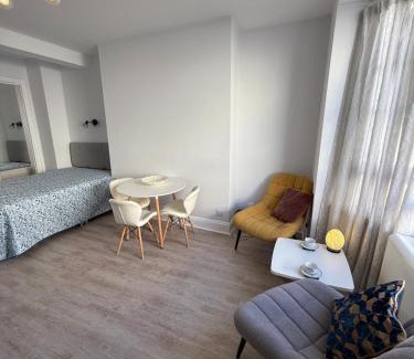 Kemptown Apartment | Beautiful Central Brighton l Sea View I Spacious Studio Flat I Sleep 2-3 Guests