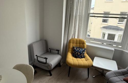 Kemptown Apartment | Beautiful Central Brighton l Sea View I Spacious Studio Flat I Sleep 2-3 Guests